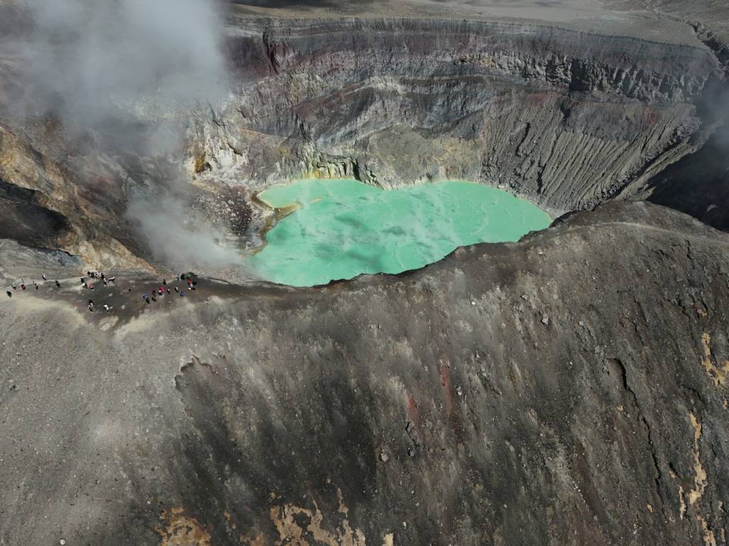 Grupo de turistas recorriendo el sendero hacia el cráter del Volcán Ilamatepec.