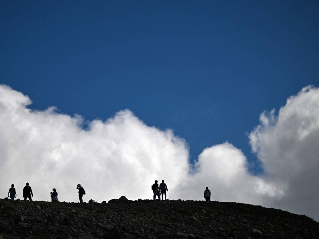 Equipo indispensable para el ascenso: calzado de montaña, hidratación, gorra, protector solar y ropa de abrigo.