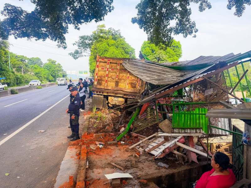 El accidente ocurrió en la carretera que conduce de Ateos hacia Sonsonate y únicamente dejó daños materiales. Foto/ Cortesía CAM LLO