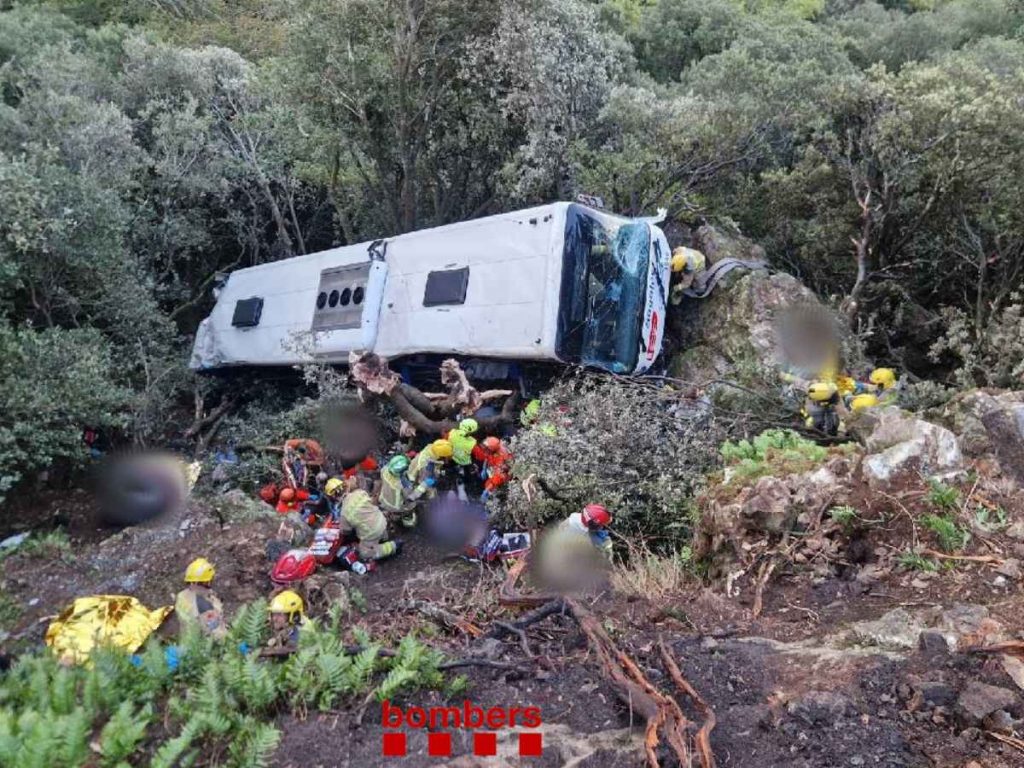Imagen tomada por Bomberos de Cataluña del accidente que se ha producido este domingo en el término municipal de Fogars de Montclús entre un turismo y un autobús. A consecuencia del impacto, el autocar se precipitó por un terraplén de unos 20 metros. EFE / Bomberscat.