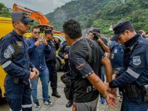 El conductor del camión involucrado en el accidente de Los Chorros no tenía licencia de conducir, según el ministro Romeo Rodríguez.