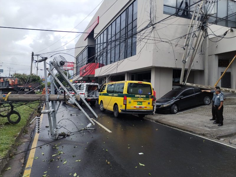 El accidente de un camión en Los Próceres dejó cinco personas lesionadas y cuatro postes afectados.