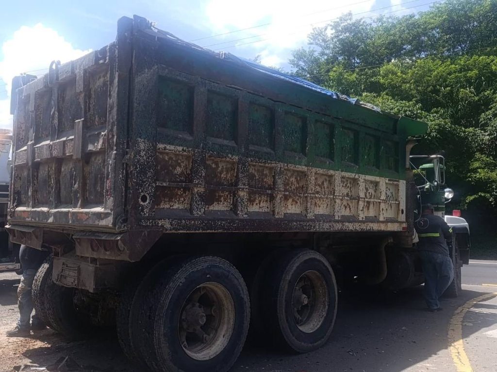 Una volqueta invadió el carril contrario y provocó un choque en la carretera de Oro. El conductor de un vehículo particular resultó lesionado.