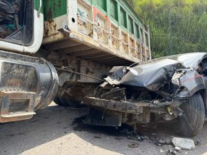 Volqueta choca con vehículo en Ciudad Delgado y deja un lesionado