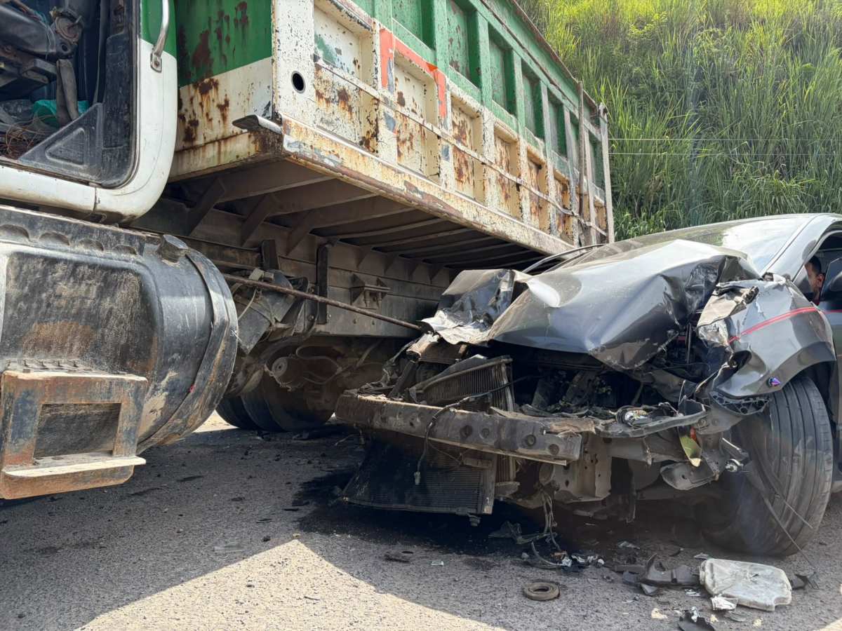 Volqueta choca con vehículo en Ciudad Delgado y deja un lesionado