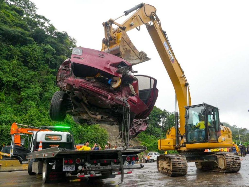 Cinco personas murieron y 27 resultaron lesionadas en el accidente registrado el viernes en el kilómetro 17.5 de la carretera Los Chorros. Foto/ Cortesía