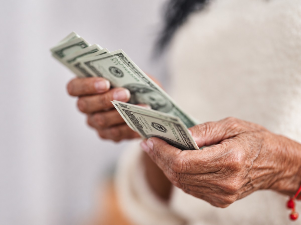 Entre quienes ya reciben una pensión, el 68.9% afirma que el dinero no alcanza para cubrir sus necesidades básicas y el 63.7% tiene deudas pendientes.