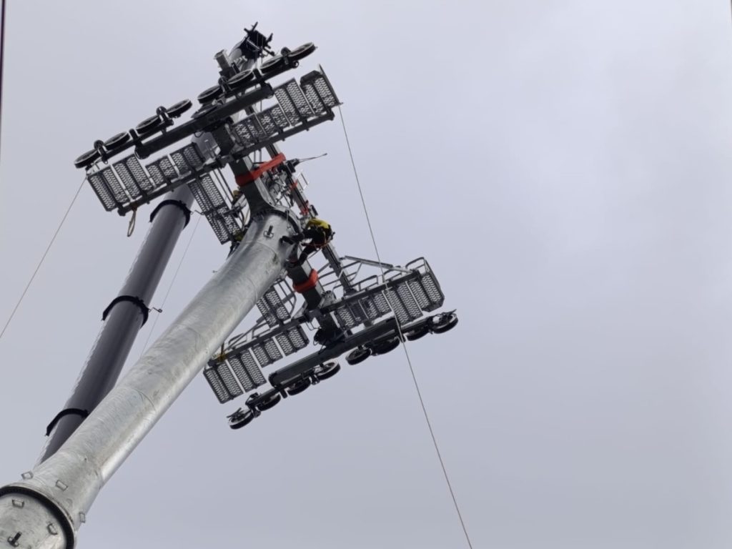 El MOP continúa con la instalación del cabezal de la torre número 11 del Aerocable de Mejicanos. Foto: Ministerio de Obras Públicas.
