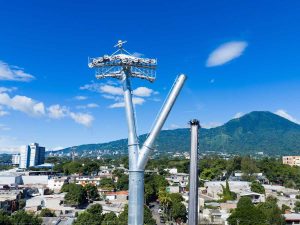 El Aerocable de Mejicanos continúa tomando forma con la instalación de la torre número 12, una de las 23 estructuras previstas en el proyecto.