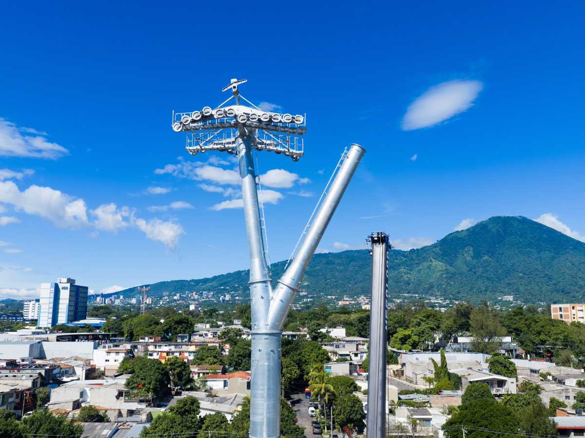 El Aerocable de Mejicanos continúa tomando forma con la instalación de la torre número 12, una de las 23 estructuras previstas en el proyecto.