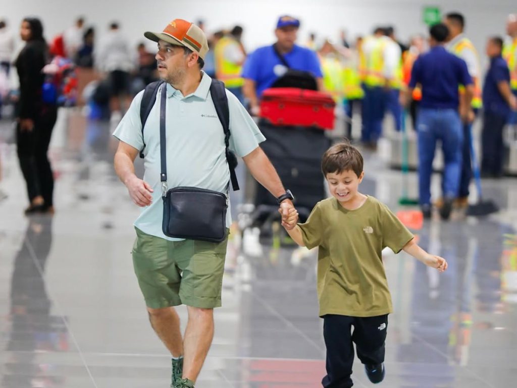Las llegadas, salidas y conexiones internacionales mantienen un flujo constante de viajeros en la principal terminal aérea del país.