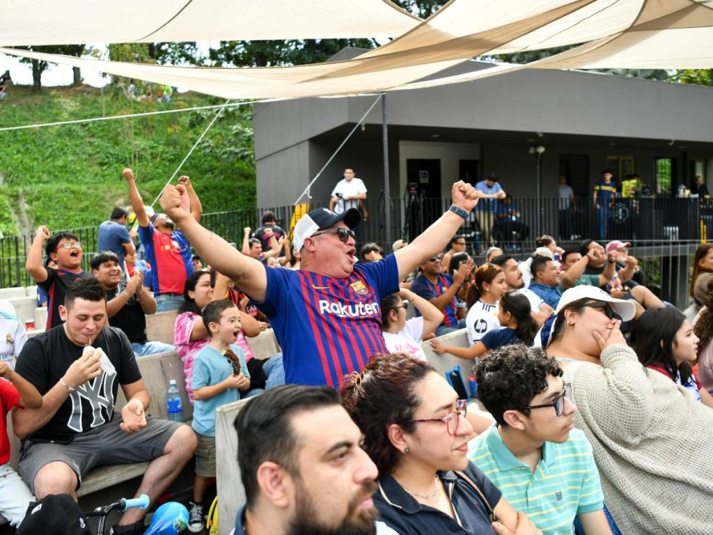 2. Los salvadoreños podrán disfrutar gratis del PSG vs. Barcelona en una pantalla gigante instalada en el Cine al Aire Libre.