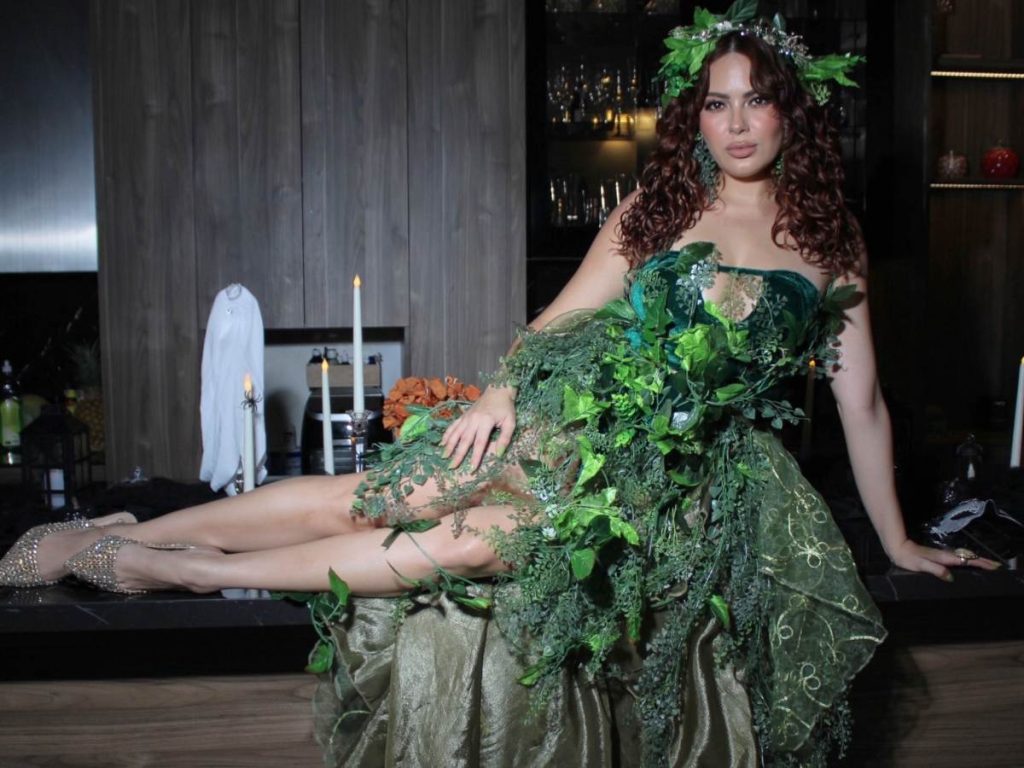 Inspirada en la tierra, Ale Costa lució un espectacular vestido verde con detalles naturales y referencias a la alta costura.