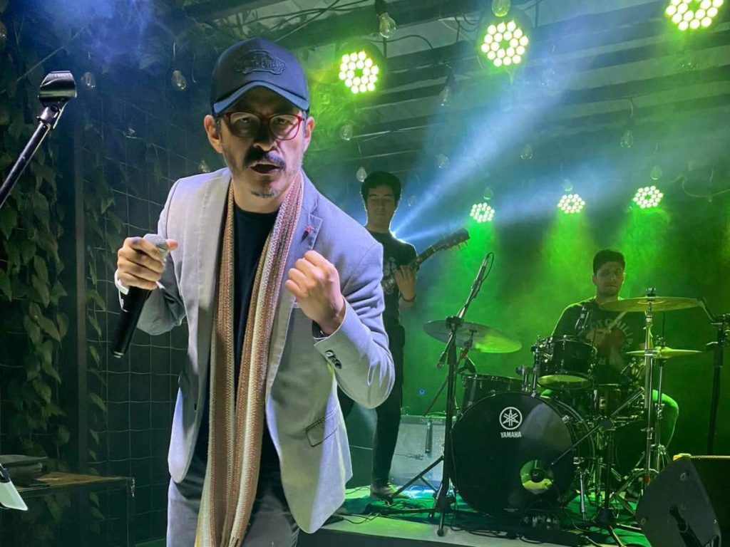 Alex Oviedo permanece estable y bajo observación médica, mientras sus compañeros de Prueba de Sonido mantienen la esperanza de su recuperación.