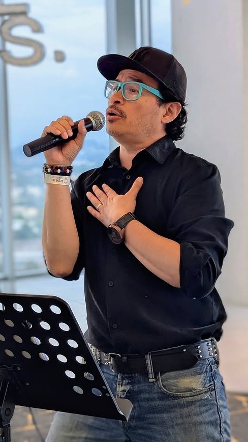 Cantante Alex Oviedo permanece en UCI tras sufrir un ACV.