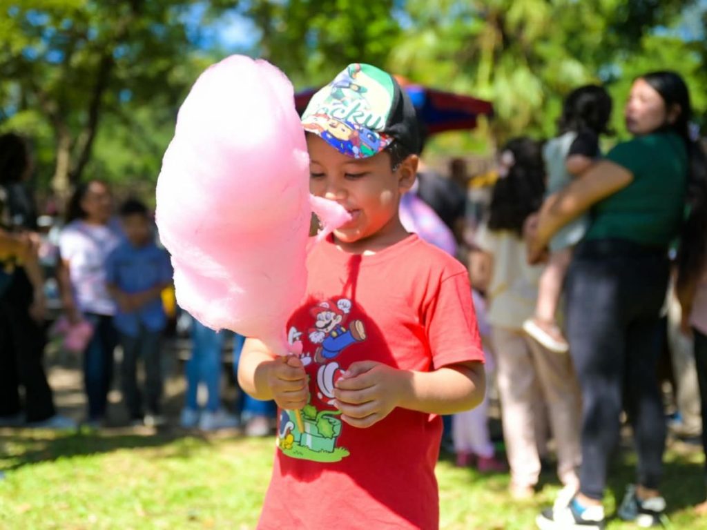 1. Algodón de azúcar y otras golosinas formaron parte del ambiente festivo preparado para los niños.