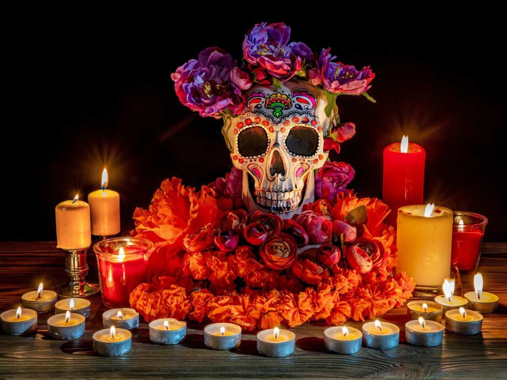 Los altares de Día de Muertos, adornados con flores, velas y fotografías, honran la memoria de los seres queridos que ya partieron.