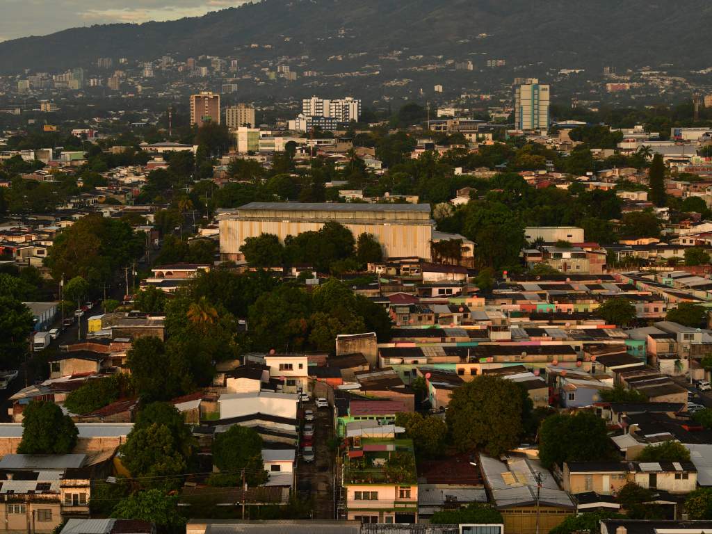 La luz dorada del alba comienza a iluminar los techos y calles de los barrios capitalinos.