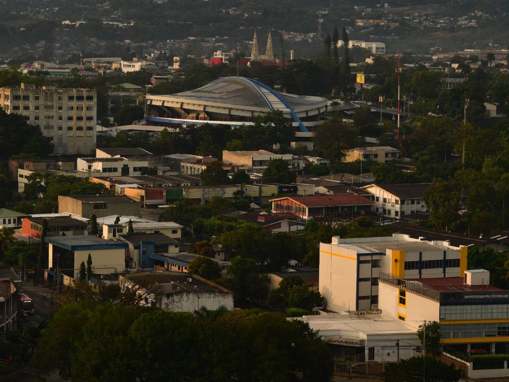Panorámica de la ciudad con el Gimnasio Nacional destacando bajo los suaves tonos de la mañana.