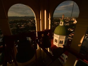 El campanario ofrece una vista privilegiada del horizonte urbano de San Salvador y sus montañas.