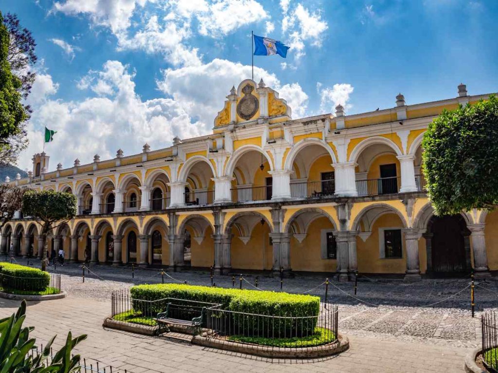 Los edificios coloniales que rodean la Plaza Mayor de Antigua Guatemala reflejan su pasado como centro político y religioso de Centroamérica.