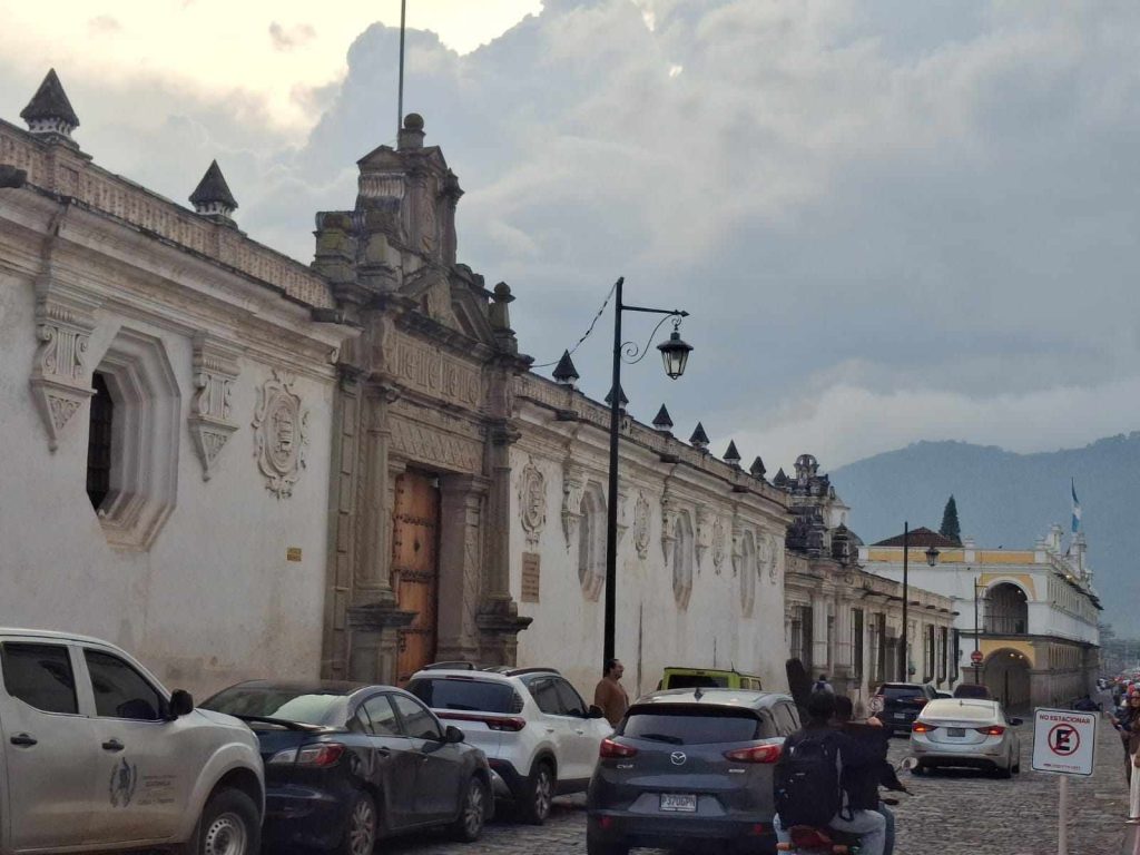 Relieves, molduras y detalles ornamentales enriquecen las fachadas de Antigua Guatemala y reflejan la riqueza de su arquitectura colonial.