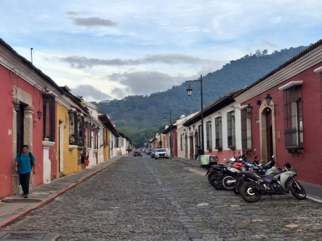 Las calles empedradas de Antigua Guatemala invitan a caminar sin prisa y descubrir la historia que se esconde entre sus coloridas fachadas.