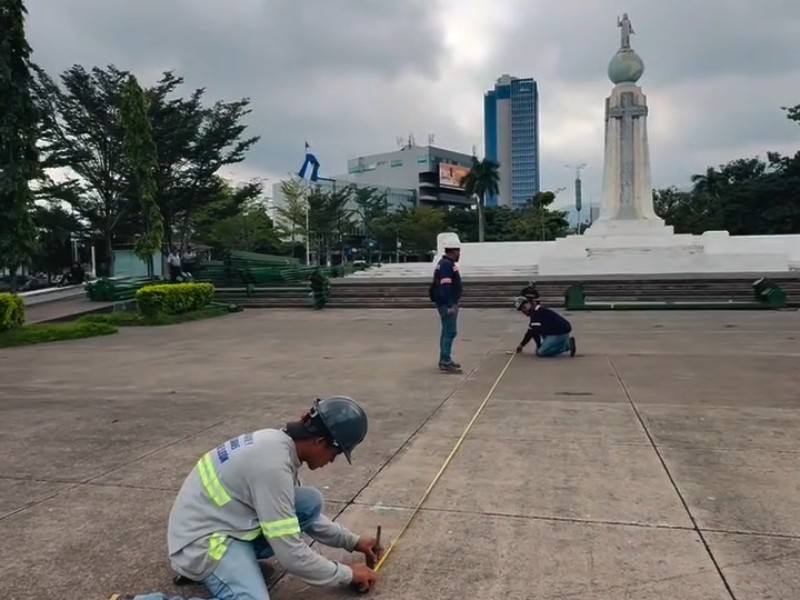 Los trabajos de instalación marcan el inicio de la temporada navideña en la Plaza Salvador del Mundo.