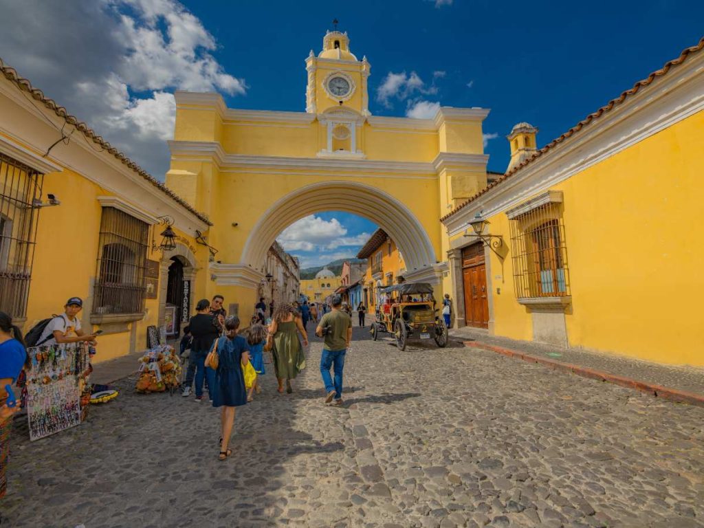 El Arco de Santa Catalina, símbolo de Antigua Guatemala, conectaba dos sectores del antiguo convento y hoy es uno de sus sitios más fotografiados.