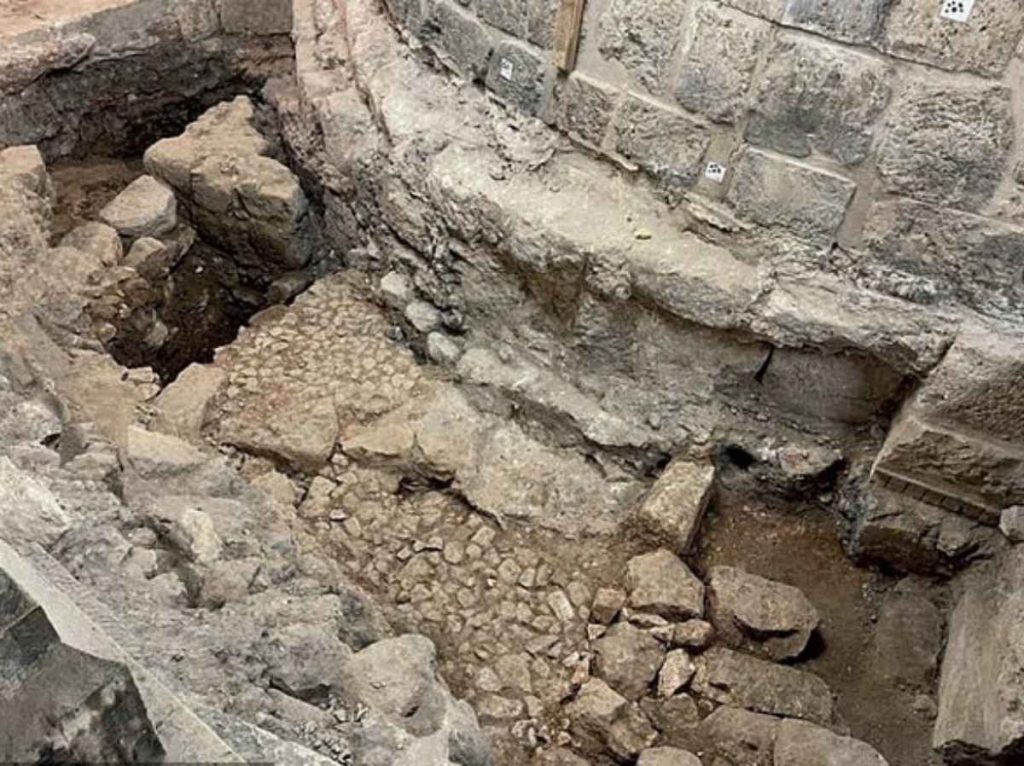 Los arqueólogos descubrieron un antiguo camino bajo la iglesia, que podría haber sido utilizado por Jesús hacia la cruz hace casi 2000 años.