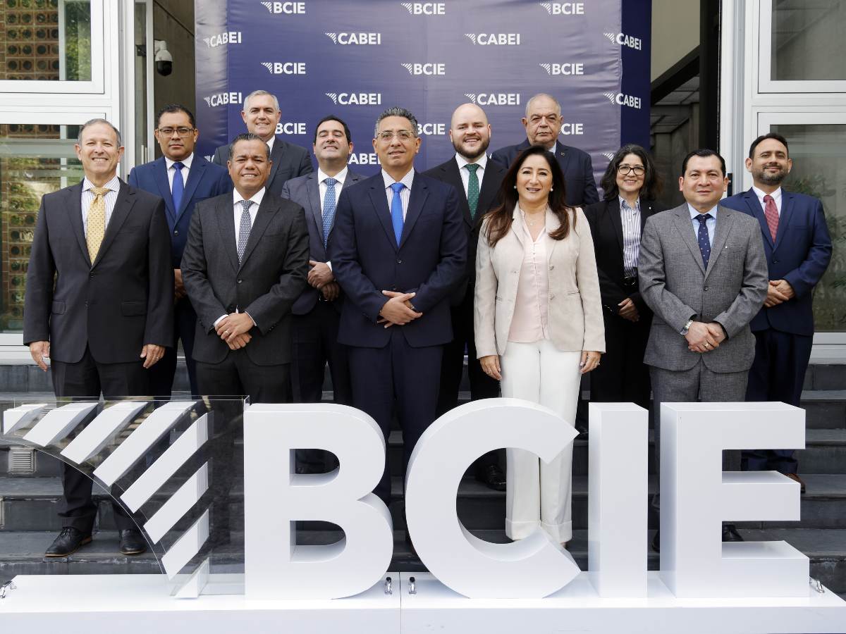 Representantes del BCIE, el FSV y el Ministerio de Hacienda participaron en la firma que amplía el financiamiento para vivienda en El Salvador.