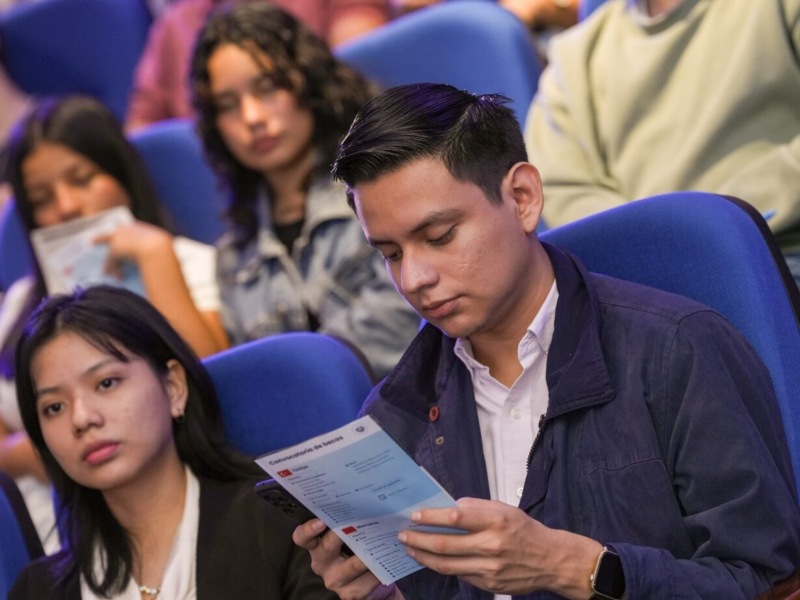 Jóvenes salvadoreños conocieron los requisitos para optar a becas universitarias en China durante una jornada informativa realizada en la BINAES.