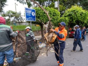 Cuadrillas municipales retiraron basura y desechos acumulados cerca del parque de la colonia Costa Rica.