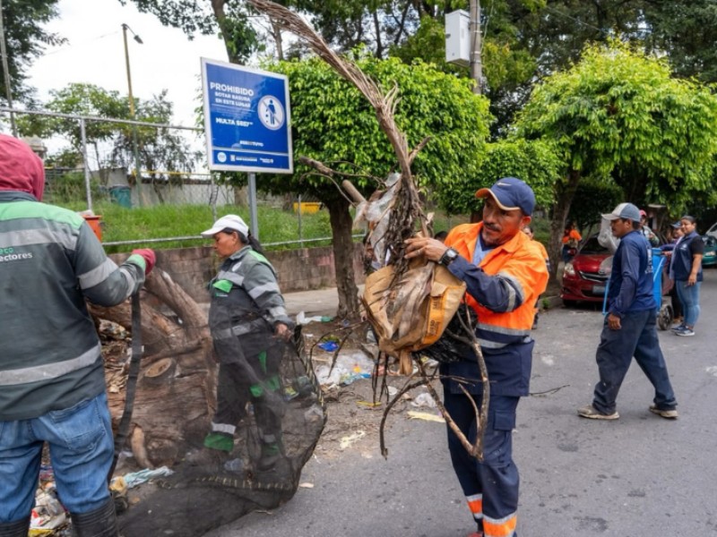 Cuadrillas municipales retiraron basura y desechos acumulados cerca del parque de la colonia Costa Rica.