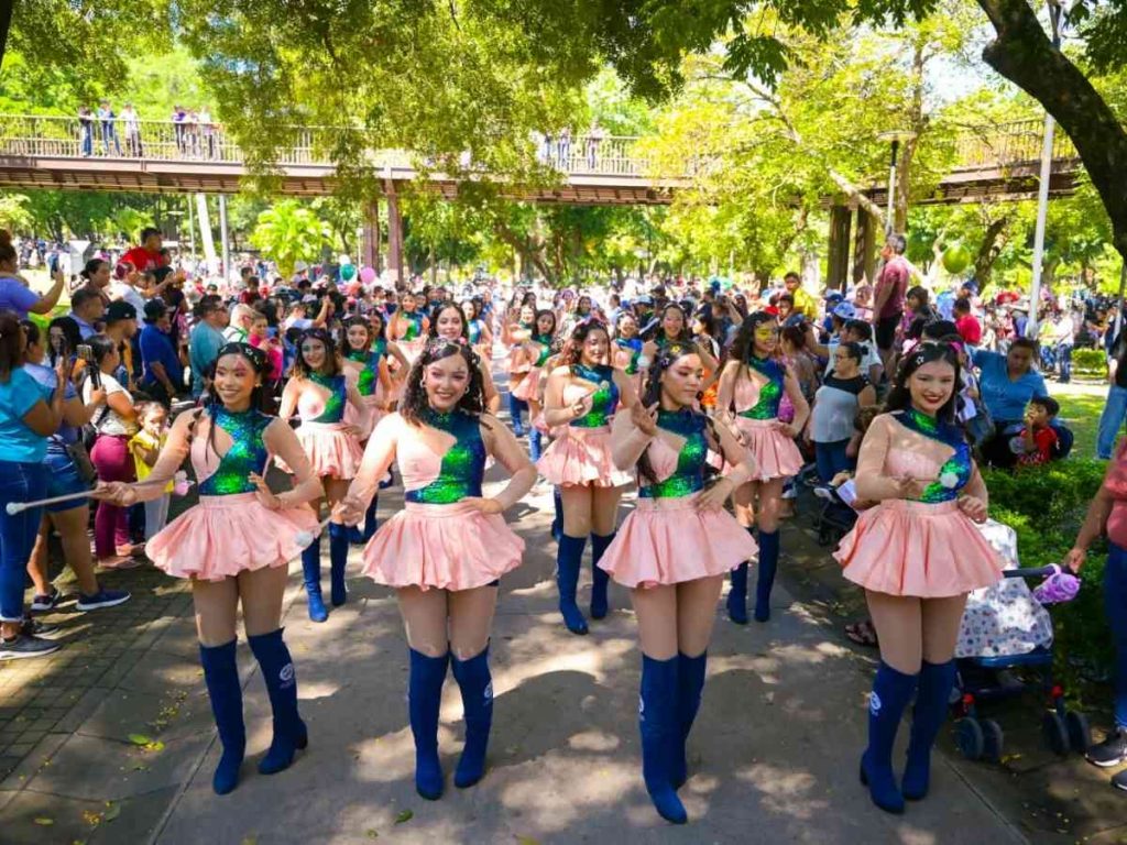 Cachiporristas llenaron de música y color la Megafiesta del Día del Niño en el parque Cuscatlán.
