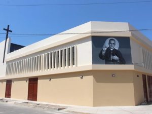 Fotografía que muestra el exterior de la Capilla San Óscar Romero, construida gracias a fondos recaudados por el papa León XIV, en el distrito de La Victoria, en Chiclayo (Perú).