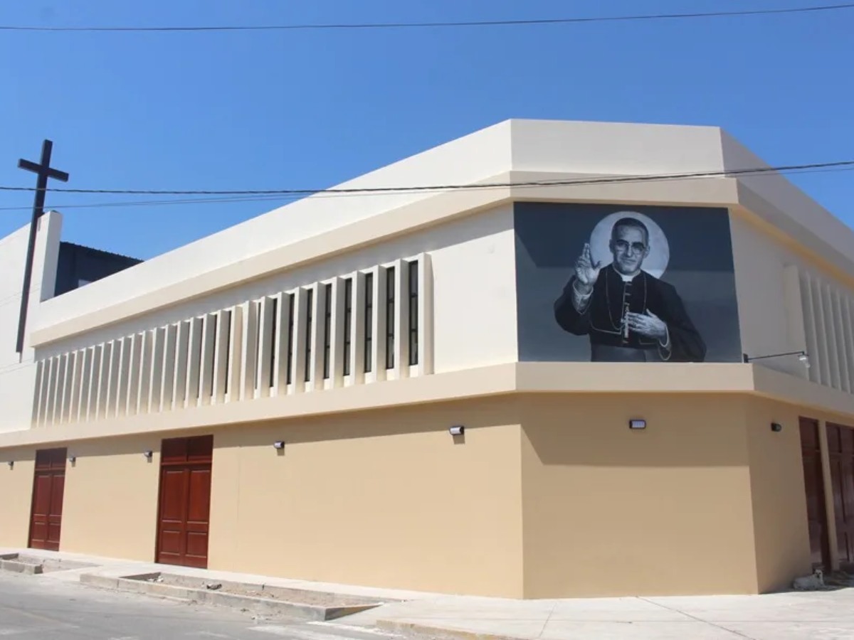 Fotografía que muestra el exterior de la Capilla San Óscar Romero, construida gracias a fondos recaudados por el papa León XIV, en el distrito de La Victoria, en Chiclayo (Perú).
