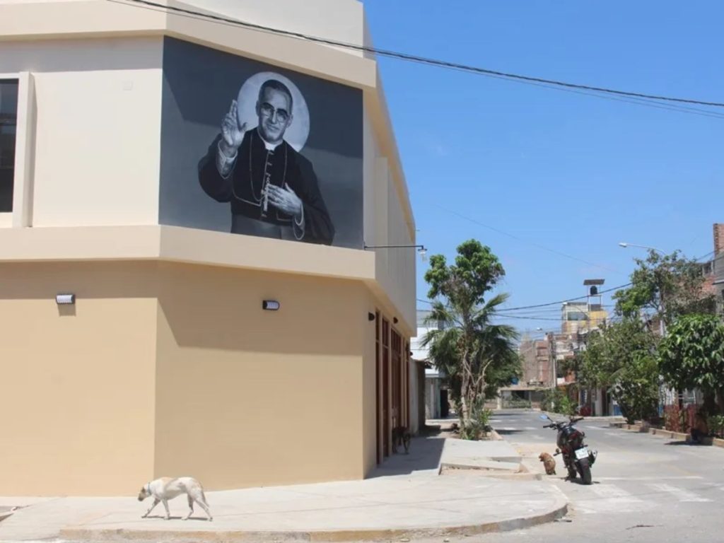 Fotografía que muestra el exterior de la Capilla San Óscar Romero, construida gracias a fondos recaudados por el papa León XIV, en el distrito de La Victoria, en Chiclayo (Perú).