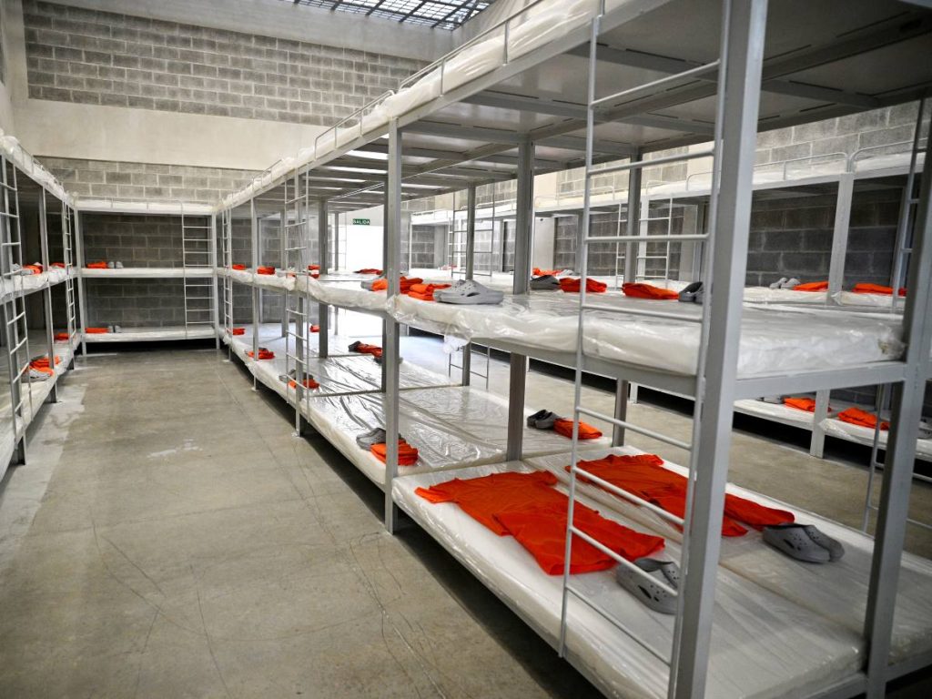 En la inauguración del Centro de Alta Seguridad para la Contención del Crimen Organizado (CACCO) en Alajuela, Costa Rica, el 14 de octubre de 2026, se observa una celda, incluyendo la ropa que usarán los reclusos.