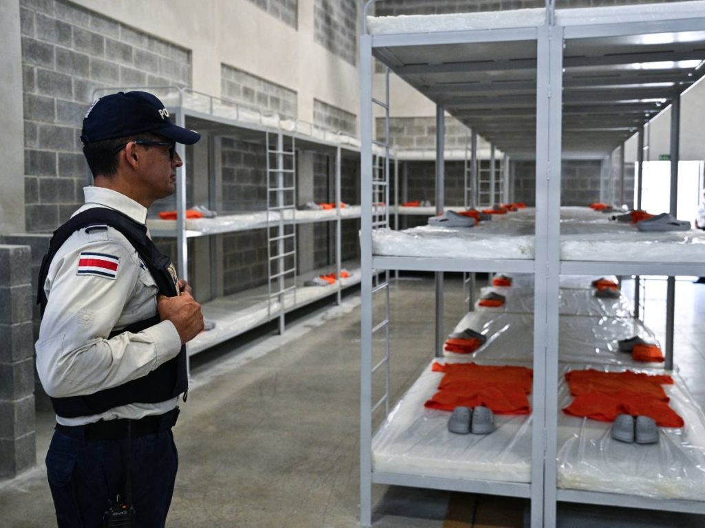 Un agente de policía monta guardia en el Centro de Alta Seguridad para la Contención del Crimen Organizado (CACCO) durante su inauguración en Alajuela, Costa Rica, el 14 de octubre de 2026.