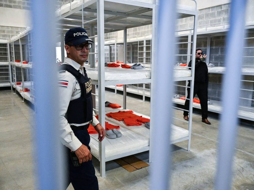 Un agente de policía monta guardia en el Centro de Alta Seguridad para la Contención del Crimen Organizado (CACCO) durante su inauguración en Alajuela, Costa Rica, el 14 de octubre de 2026.