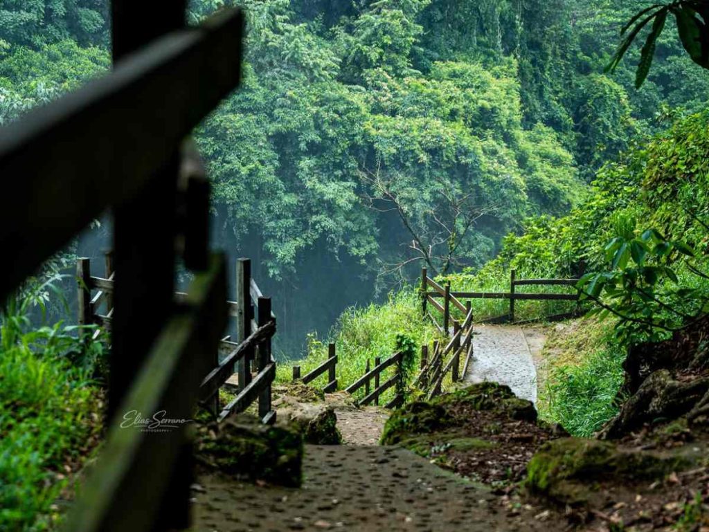 El recorrido extremo de Pulhapanzak permite a los visitantes caminar detrás de la catarata, atravesando senderos rocosos acompañados por guías.