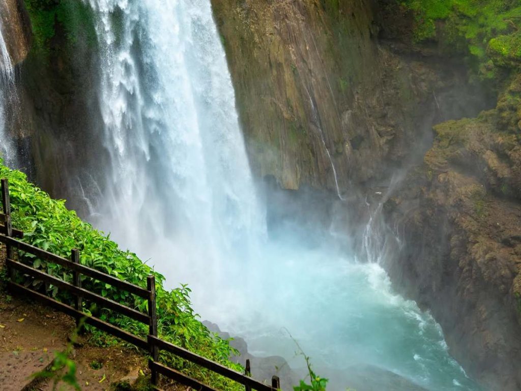 Los turistas pueden disfrutar actividades como canopy, kayak y recorridos de aventura en los alrededores de las cataratas de Pulhapanzak.