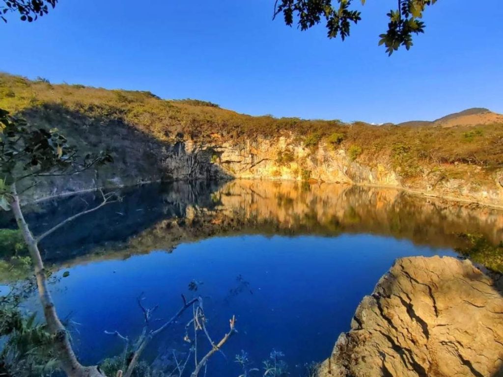 Entre formaciones de piedra caliza y vegetación, los Cenotes de Candelaria ofrecen una experiencia única para los amantes de la aventura.
