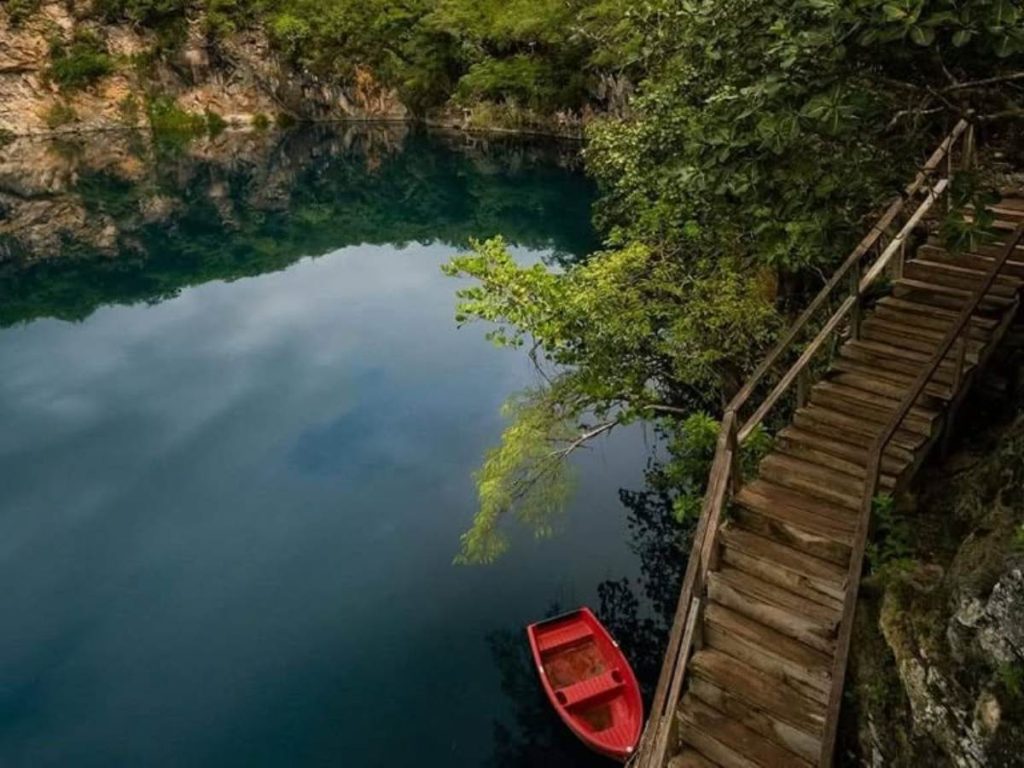 Las caminatas por senderos naturales permiten descubrir dos impresionantes pozas de aguas cristalinas en el occidente de Guatemala.