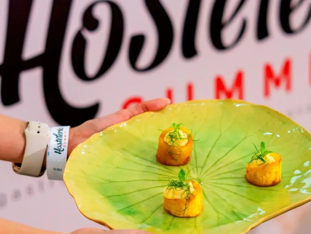 El chef Miguel Rodríguez presentó mini canoas de plátano con una propuesta de alta cocina durante su participación en Hostelería Summit 2026.