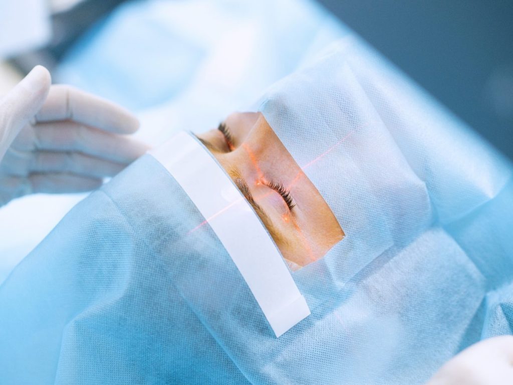 La pérdida de transparencia del cristalino es frecuente con la edad y puede corregirse mediante una lente intraocular cuando afecta la visión.
