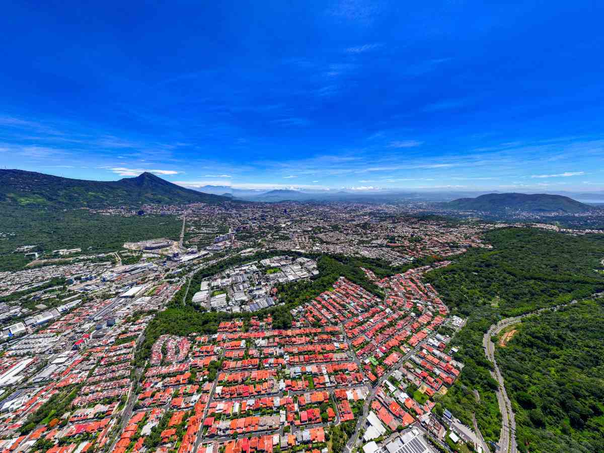 Durante la mañana, el cielo permanecerá mayormente despejado y el ambiente fresco, sin lluvias previstas.