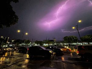 Las lluvias y tormentas eléctricas se esperan durante la tarde y noche de este lunes en diferentes zonas de El Salvador.