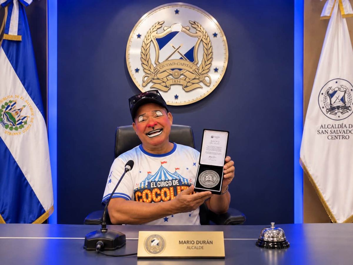 Cocolito recibió la Moneda Torogoz como reconocimiento a décadas dedicadas al humor y al entretenimiento de las familias salvadoreñas.